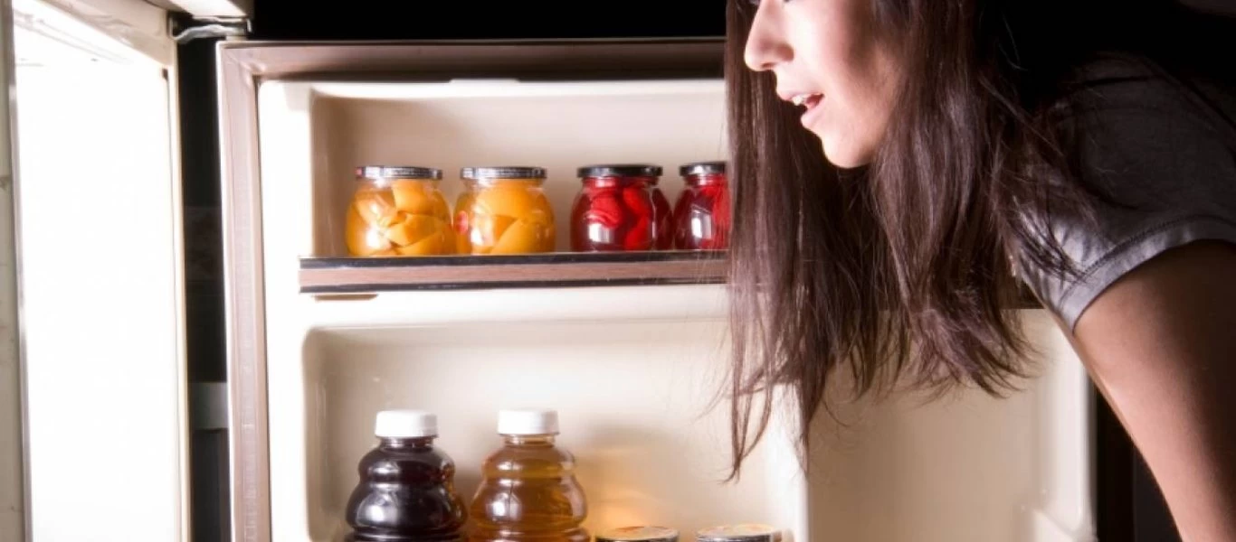 Οι 4+1 τρόποι για να σταματήσεις τις βραδινές επισκέψεις στο ψυγείο